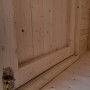 Detailansicht: Weka Gartenhaus Taro C aus naturbelassenem Holz mit Boden und Türrahmen.