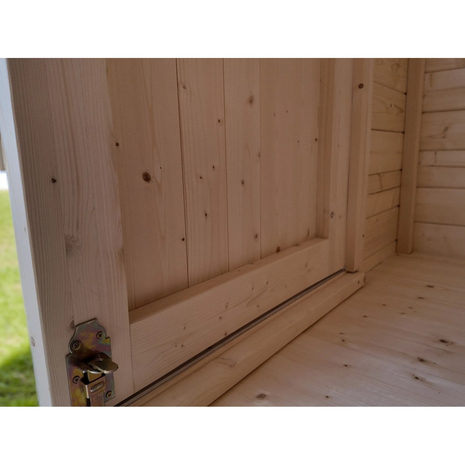 Detailansicht: Weka Gartenhaus Taro C aus naturbelassenem Holz mit Boden und Türrahmen.