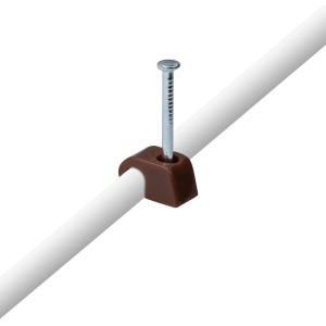 Braune Expressschelle mit Nagel zur Kabelbefestigung (Ø 4-7 mm).