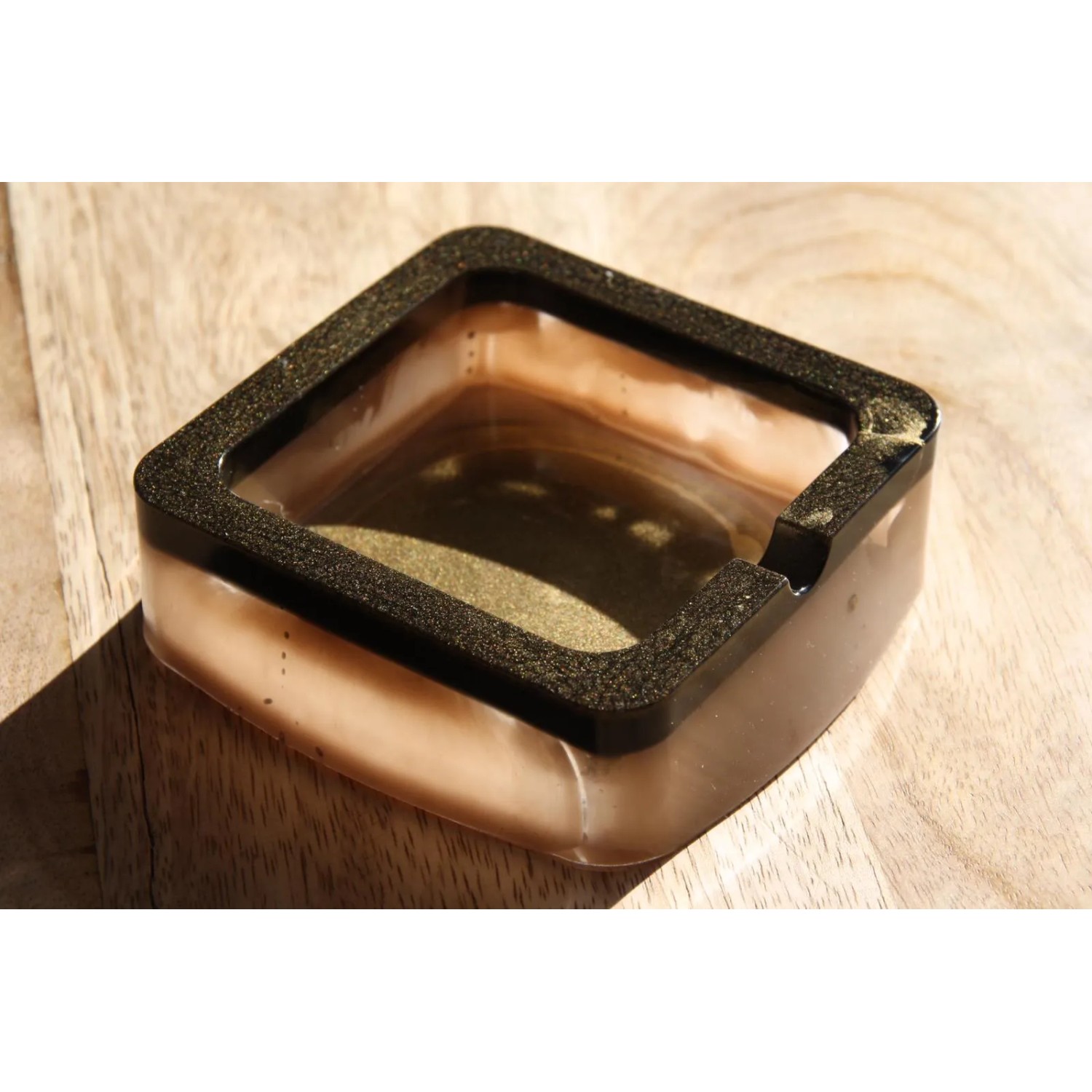Quadratische Form aus CreativEpoxy Epoxidharz Resin, transparent mit schwarzem Rand.