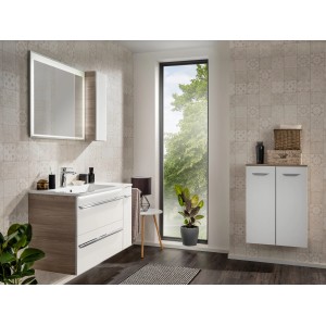 Modernes Badezimmer mit Fackelmann Marmor-Waschbecken 100 cm Luxor links und passenden Badmöbeln.