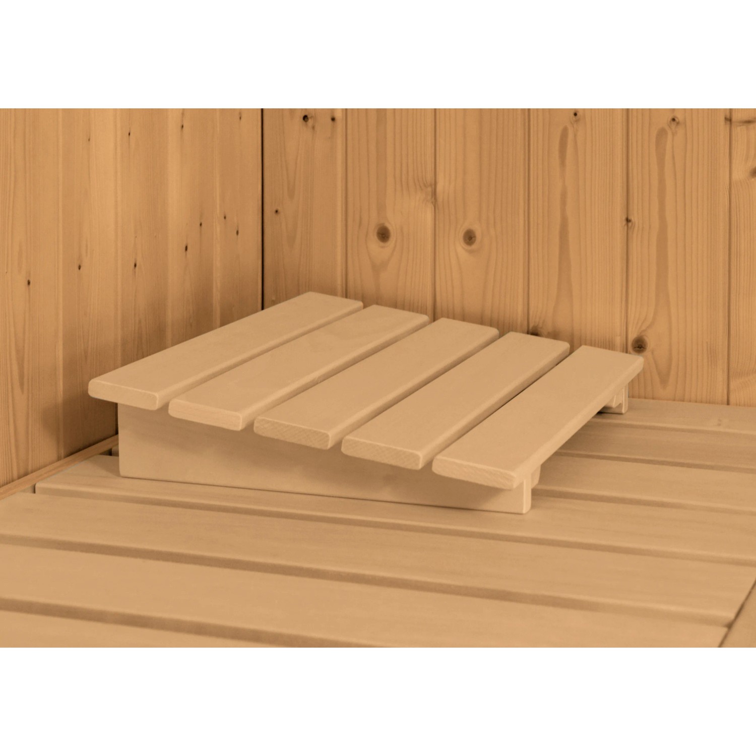 Detailaufnahme: Liegefläche aus hellem Holz in Karibu Sauna Rikka.