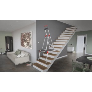 Hailo Treppenpodest TP1 auf Treppe im Wohnraum, flexible Arbeitsplattform für sicheren Stand.