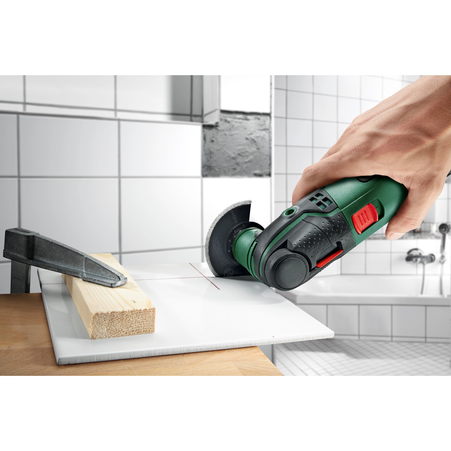 Bosch AdvancedMulti 18V Akku-Multifunktionsgerät im Einsatz beim Fliesensägen.
