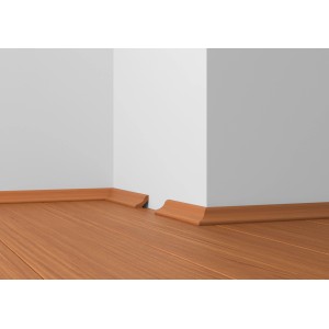 Graue Esche Hohlkehlleiste aus Kunststoff (22x22mm) als Bodenabschluss an einer Wand.