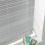 Gardinia Aluminium Jalousie, 60x175 cm, silberfarben, am Fenster mit Lichtreflexionen.