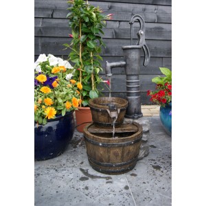 Gartenbrunnen-Set Las Vegas mit Schwengelpumpe und Fässern, rustikale Gartendeko.