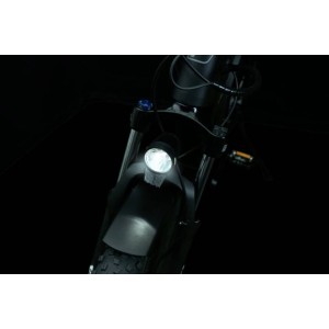 Fischer Dynamo-LED-Frontlicht 70 Lux am Fahrrad mit eingeschaltetem Licht.