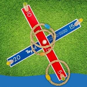 Toyfel Mitty Toss Wurfspiel mit Punktesystem und Wurfringen auf Rasen.