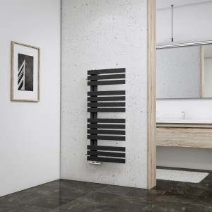 Schwarzer Schulte Design-Heizkörper Breda (477 W) mit horizontalen Heizstäben im modernen Bad.