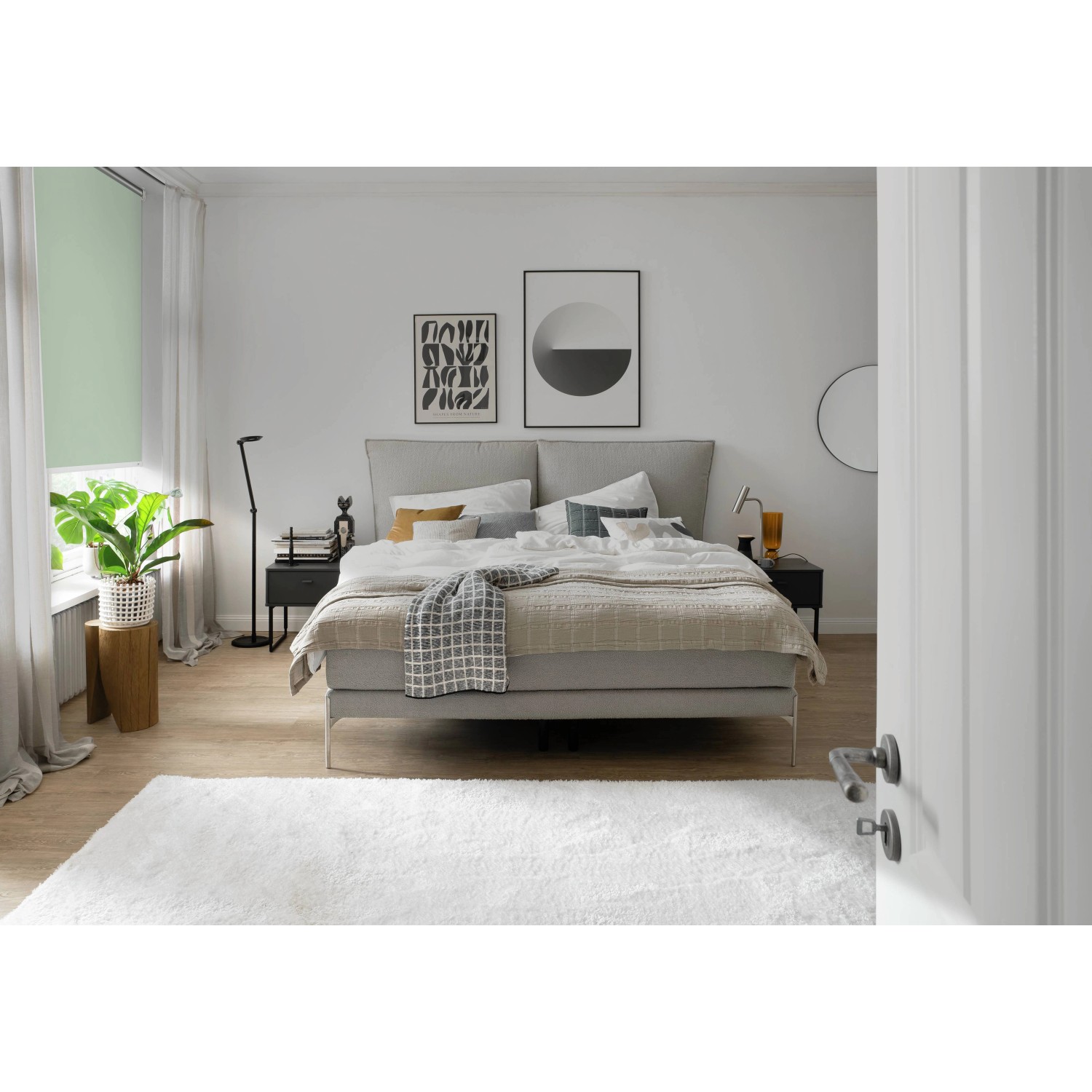 Schlafzimmer mit grünem Schöner Wohnen Thermo-Rollo Martha, 100x150 cm am Fenster.