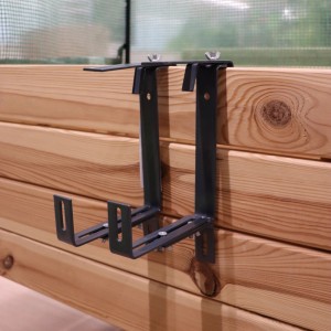 Siena Garden Blumenkastenhalter Gigant, weiß, 70x80x80 cm, am Holzbalkon befestigt.