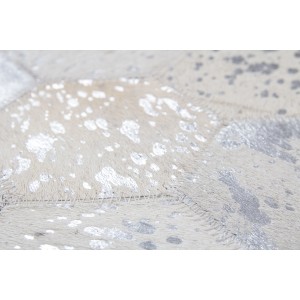 Detailansicht: Grau-silberner Teppich Masque 410 (120x170 cm) aus Leder mit Metallic-Effekten.