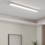 Weiße Eglo LED-Wannenleuchte Expert Slim (110,5 cm) an einer Decke montiert.