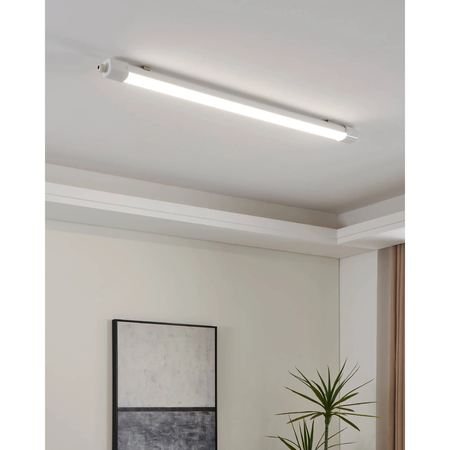 Weiße Eglo LED-Wannenleuchte Expert Slim (110,5 cm) an einer Decke montiert.