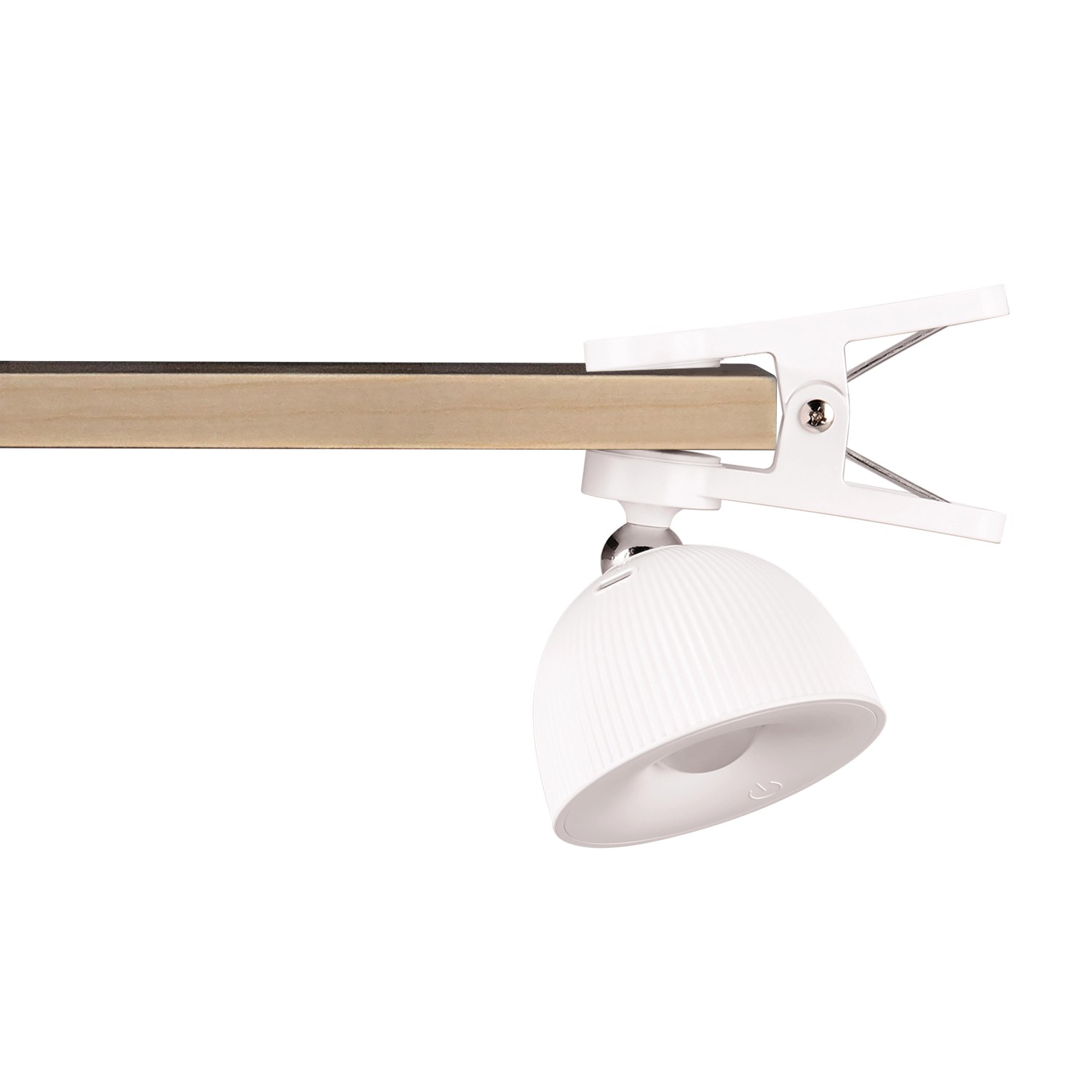 Weiße Reality LED-Tischleuchte Maxima mit Klemme an Holz befestigt. Dimmbare Lampe für flexible Beleuchtung.