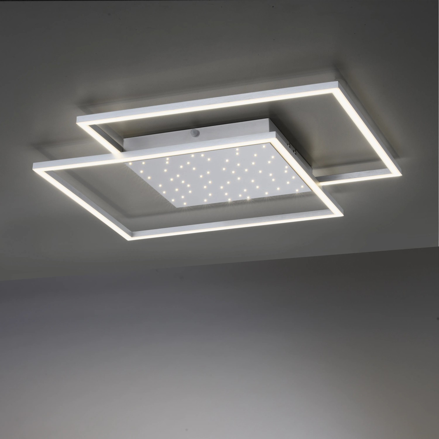Quadratische LED-Deckenleuchte Yuki in Stahlfarben mit Sternenhimmel-Effekt.