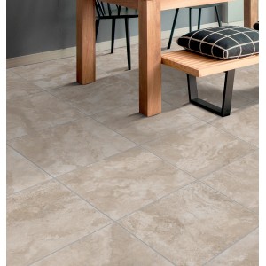 Beige Ceramiche Serra Bodenfliese Tevere in Marmoroptik, verlegt im Innenraum.