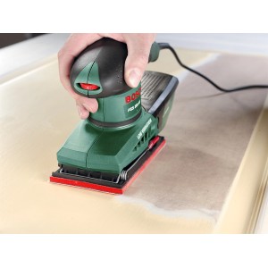 Bosch PSS 250 AE Schwingschleifer in Aktion auf Holzoberfläche.
