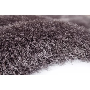 Detailaufnahme: Silberner Kayoom Hochflorteppich Cosy 110, 200x290 cm. Weiche Textur.