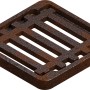 Quadratischer, rostfarbener Gitterrost aus Metall mit Streben.