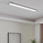 Weiße Eglo LED-Feuchtraumleuchte Slim (110,5 cm) an der Decke.