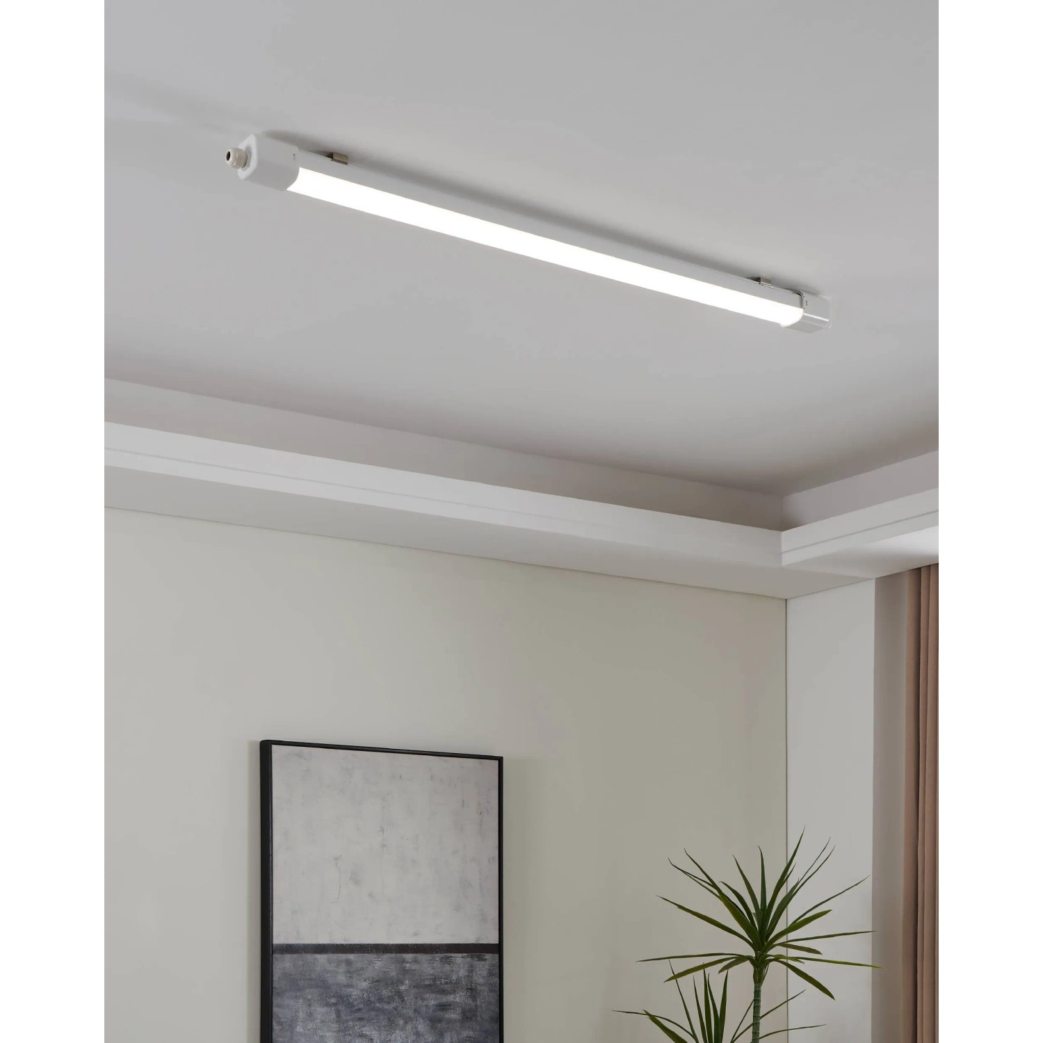 Weiße Eglo LED-Feuchtraumleuchte Slim (110,5 cm) an der Decke.