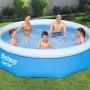 Blauer Bestway Fast Set Pool (Ø 305 cm) mit Familie im Garten.