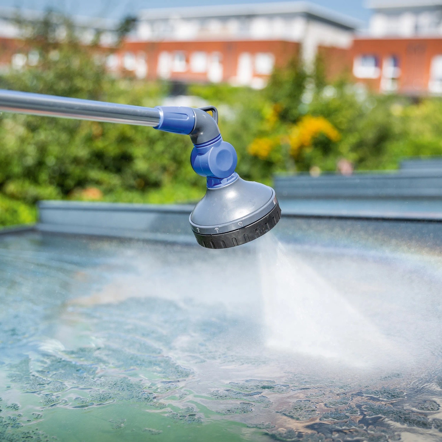 LUX Gießstab mit 10 Strahlvarianten (94-139cm) beim Bewässern, Gartenspritze.