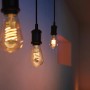 Philips Hue E27 Filament Lampe, warmweißes Licht im Vintage-Look.