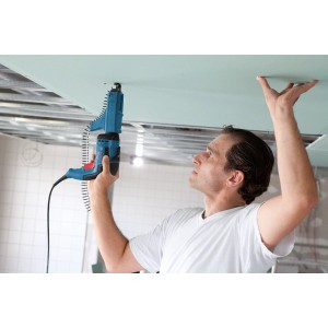 Bosch Professional GSR 6-45 TE Trockenbauschrauber im Einsatz beim Anbringen einer Gipskartonplatte.