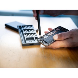 LUX Smartphone-Reparatur-Set (26-teilig) bei der Reparatur eines Handys.