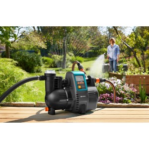 Gardena Garten- und Hauswasserautomat 5000/5 LCD im Einsatz zur Gartenbewässerung.