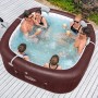 Bestway Whirlpool Maldives für 7 Personen im Garten mit Badegästen.