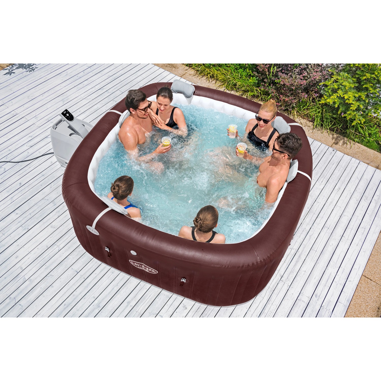 Bestway Whirlpool Maldives für 7 Personen im Garten mit Badegästen.