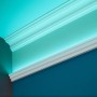 Weiße Lichtleiste Kristine (60x30x2000 mm) mit indirekter Beleuchtung an Wand und Decke.