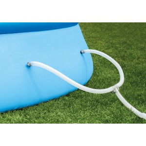 Detailaufnahme Intex Easy Set Pool mit Filteranlage und Schlauchanschluss.