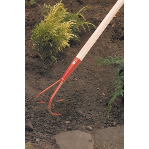 Grubber mit Stiel (140 cm) zur Bodenbearbeitung im Garten. Das Gartengerät hat drei Zinken aus Stahl.