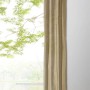 Blickdichter mydeco Schlaufenschal Dot Sand, 300x135 cm, vor Fenster mit Ausblick.