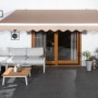 Beige Gelenkarmmarkise Wismar, 300x200 cm, mit Kurbelbedienung über einer Terrasse.