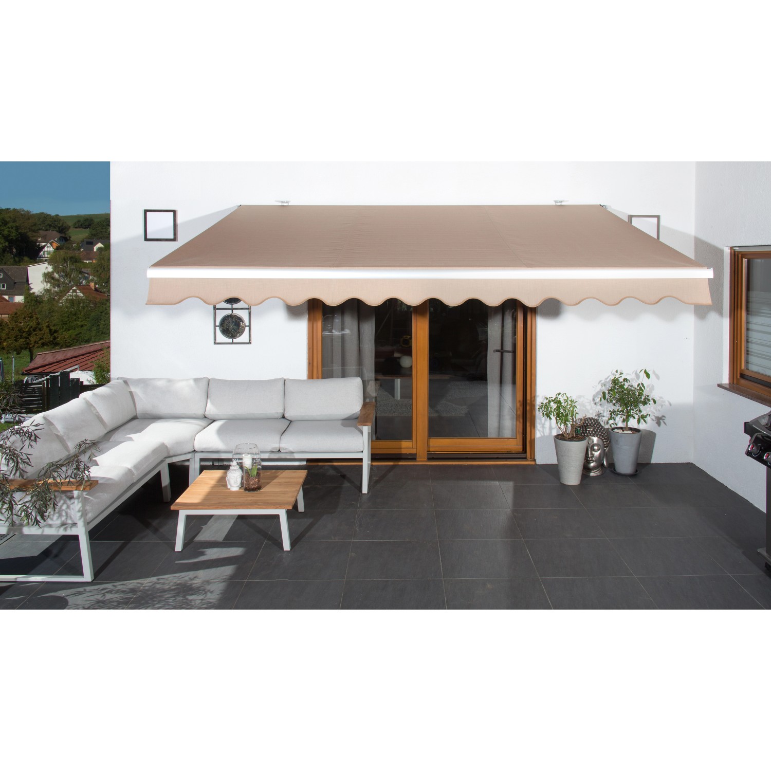 Beige Gelenkarmmarkise Wismar, 300x200 cm, mit Kurbelbedienung über einer Terrasse.
