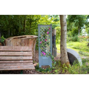 Graues KHW Spalier mit Erdspieß (43 cm) im Garten, bewachsen mit Kletterpflanzen.