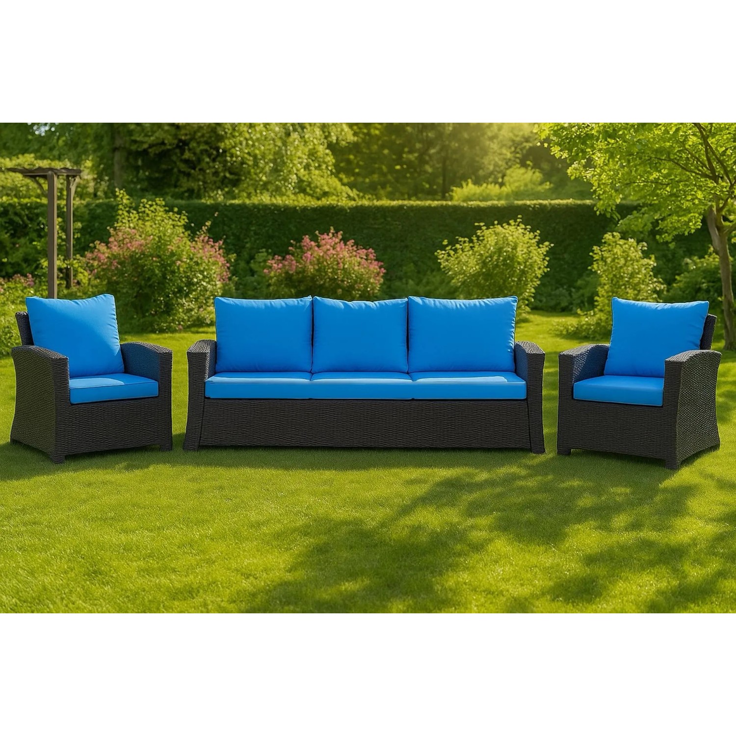 Blaues Gartenkissen Set für Polyrattan Möbel, bestehend aus Sofa und zwei Sesseln.