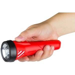 Rote Energizer Waterproof Taschenlampe mit Batterien in Hand gehalten.