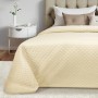 Cremefarbene Beautissu Olivia Tagesdecke mit geprägter Steppung auf einem Bett. Moderne Decke für Schlafzimmer und Sofa.