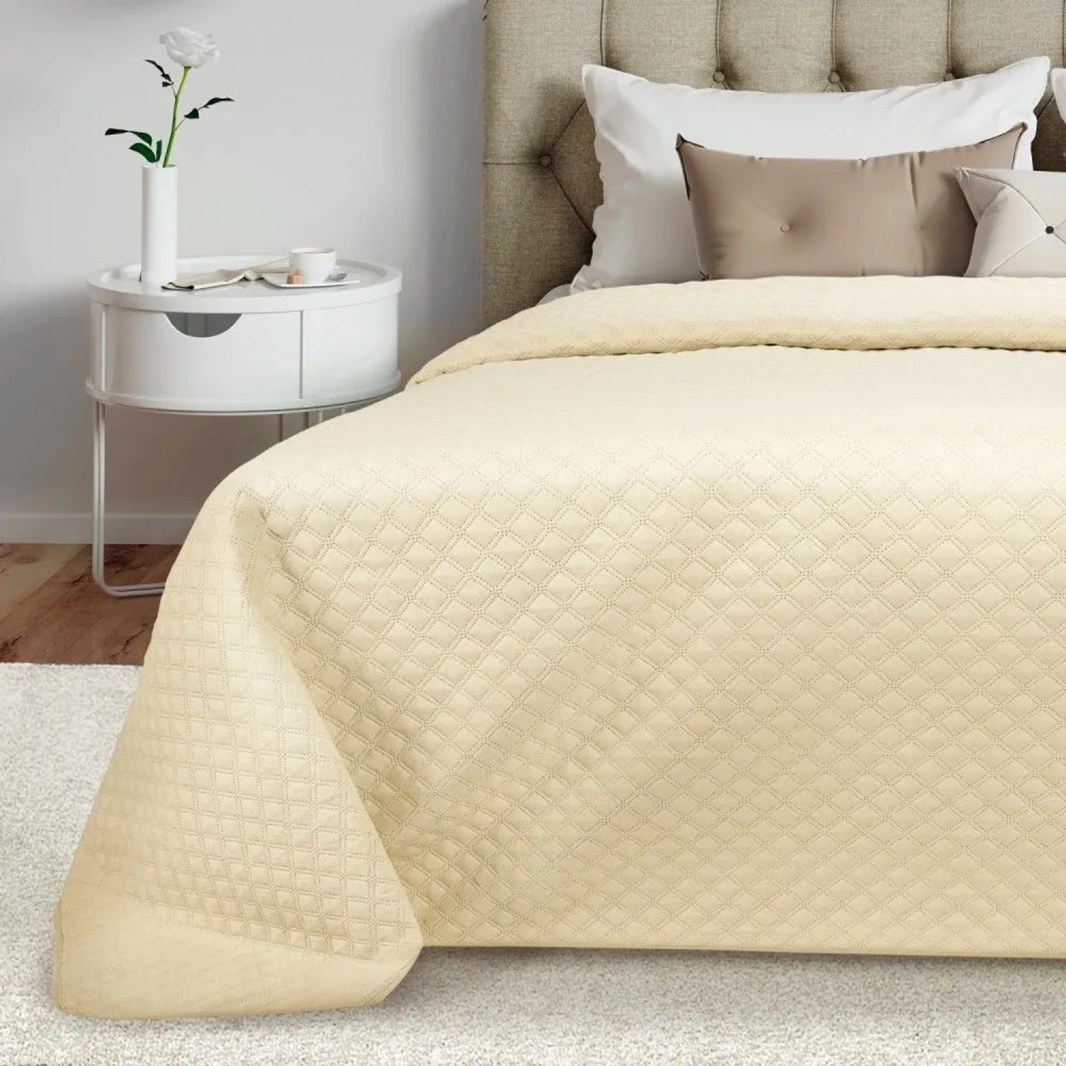 Cremefarbene Beautissu Olivia Tagesdecke mit geprägter Steppung auf einem Bett. Moderne Decke für Schlafzimmer und Sofa.