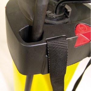 Detailaufnahme: Mesto Flori 3230R Drucksprühgerät mit Tragegurt und Halterung.