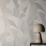 Vliestapete mit cremeweißem Palmenblätter-Muster und Metallic-3D-Effekt an einer Wand. Dekorative Tapete.
