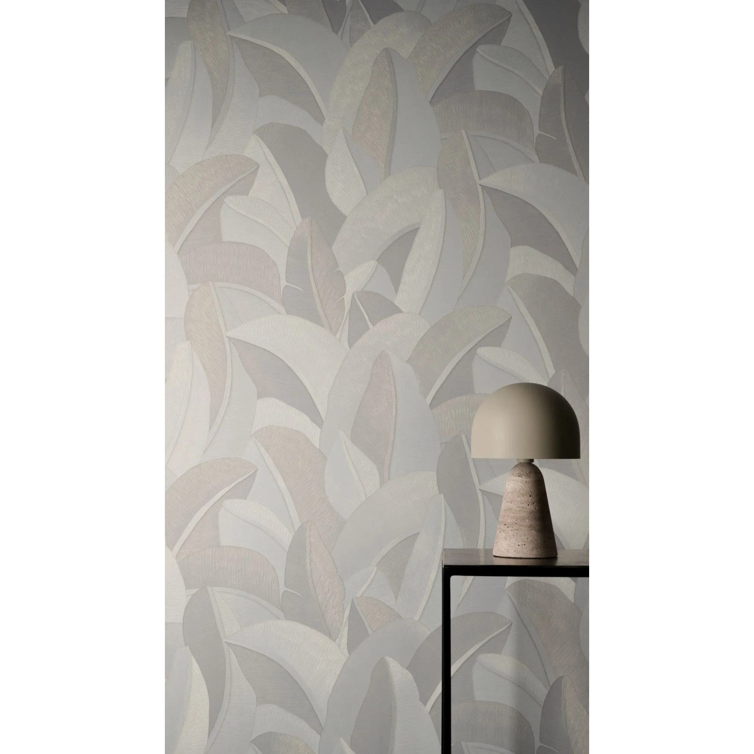 Vliestapete mit cremeweißem Palmenblätter-Muster und Metallic-3D-Effekt an einer Wand. Dekorative Tapete.