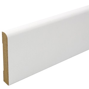 Weiße, grundierte Sockelleiste (58x10x2400 mm) für harmonische Raumabschlüsse.